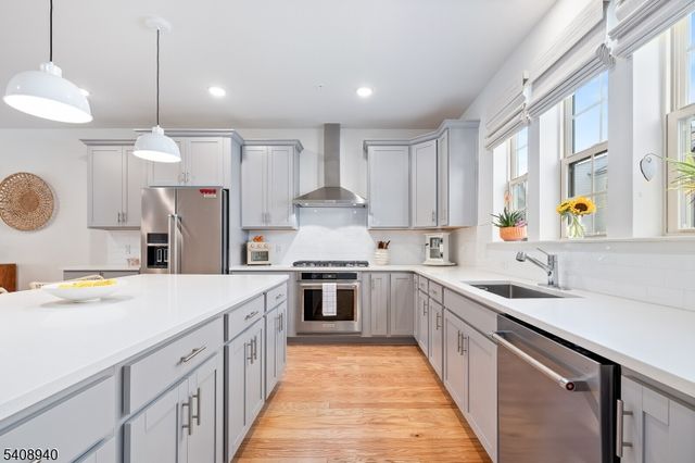 4 Marigold Ct, Warren Twp., NJ 07059