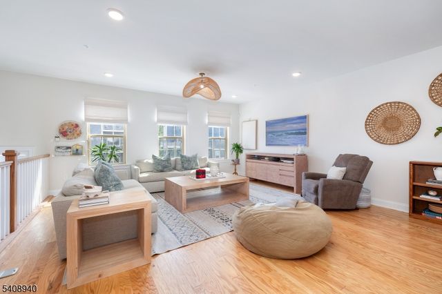 4 Marigold Ct, Warren Twp., NJ 07059