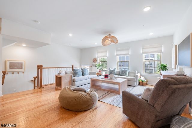 4 Marigold Ct, Warren Twp., NJ 07059