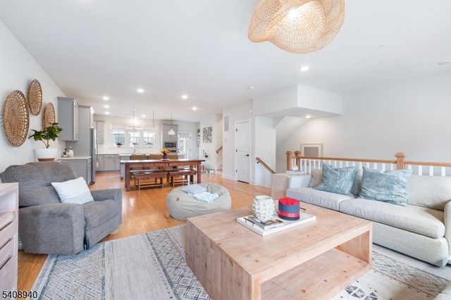 4 Marigold Ct, Warren Twp., NJ 07059