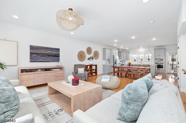 4 Marigold Ct, Warren Twp., NJ 07059