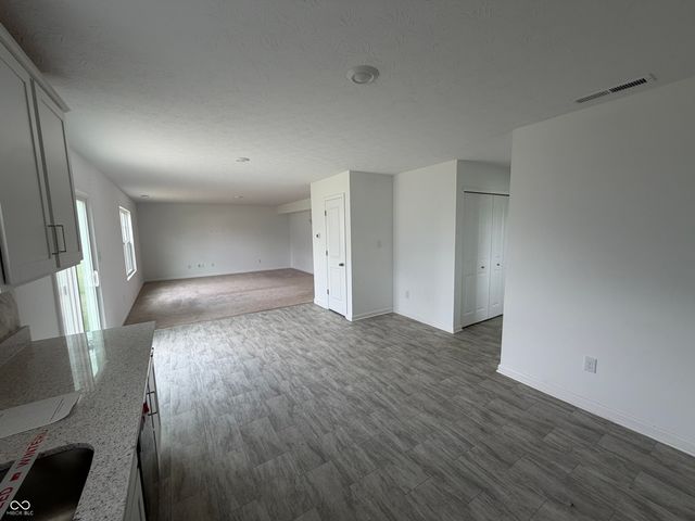 6652 W Sailboat Drive, Greenfield, IN 46140