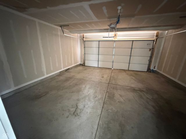 6652 W Sailboat Drive, Greenfield, IN 46140