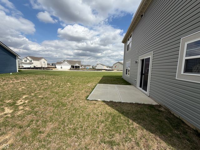 6652 W Sailboat Drive, Greenfield, IN 46140