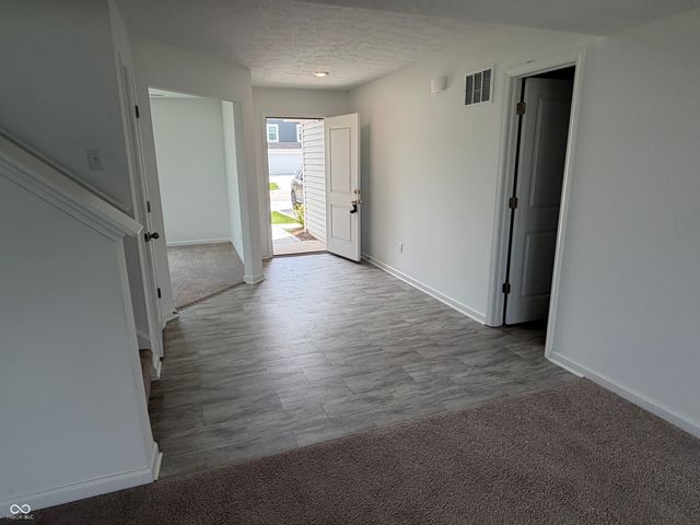 6652 W Sailboat Drive, Greenfield, IN 46140