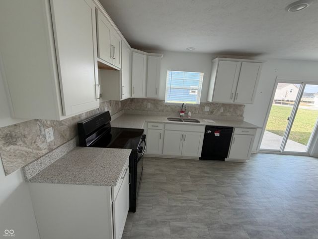 6652 W Sailboat Drive, Greenfield, IN 46140