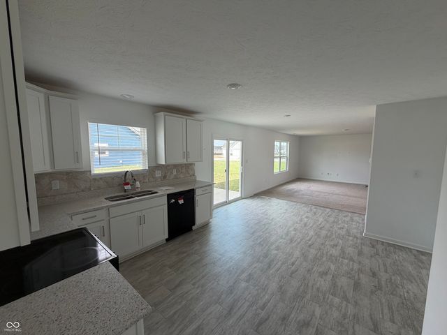 6652 W Sailboat Drive, Greenfield, IN 46140