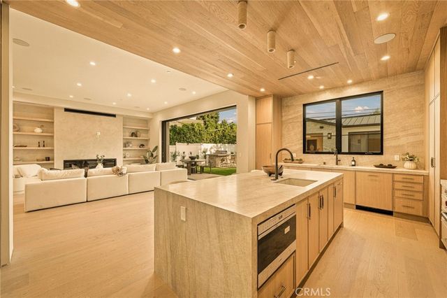 16658 Addison, Encino, CA 91436