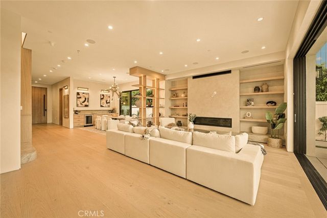 16658 Addison, Encino, CA 91436