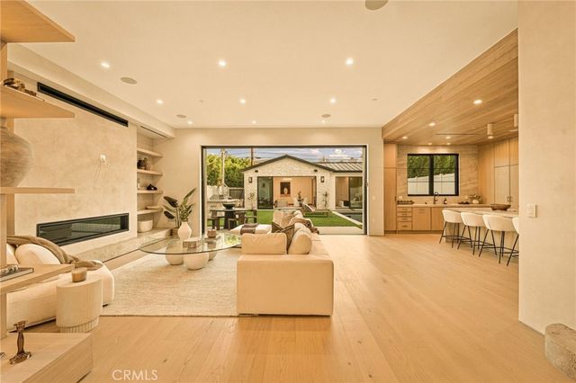 16658 Addison, Encino, CA 91436