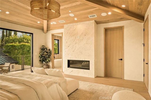 16658 Addison, Encino, CA 91436
