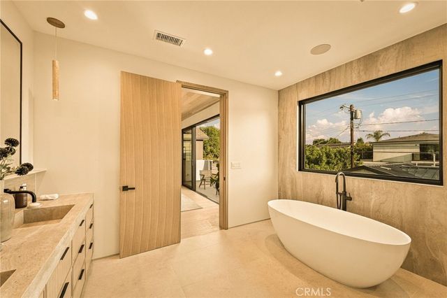 16658 Addison, Encino, CA 91436