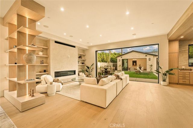 16658 Addison, Encino, CA 91436