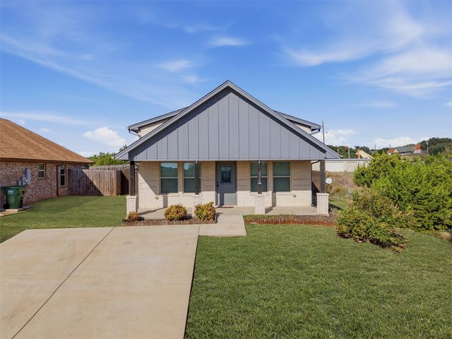 2316 Woodview Trail, Granbury, TX 76048