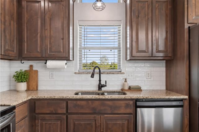2316 Woodview Trail, Granbury, TX 76048