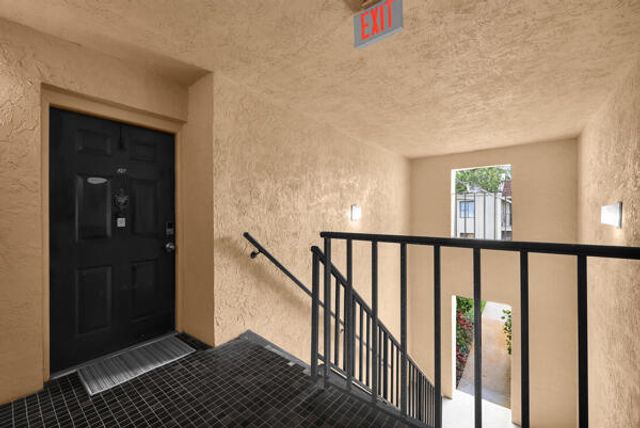 150 Pineview Road J6, Jupiter, FL 33469