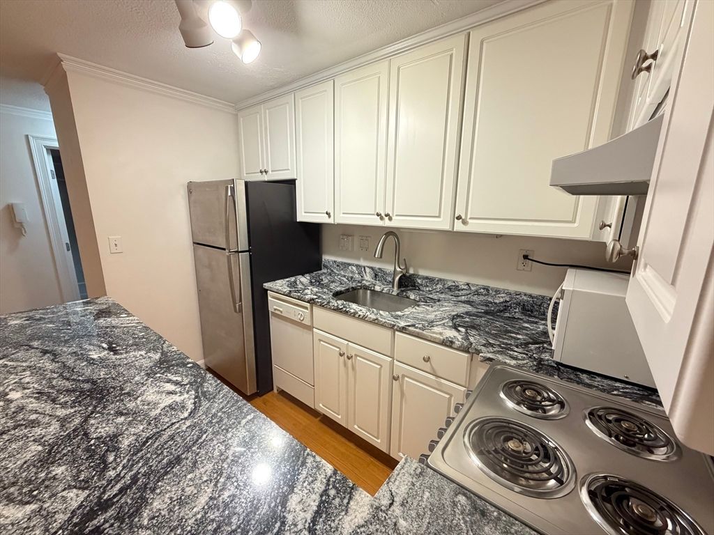 1691 Cambridge St 33, Cambridge, MA 02138