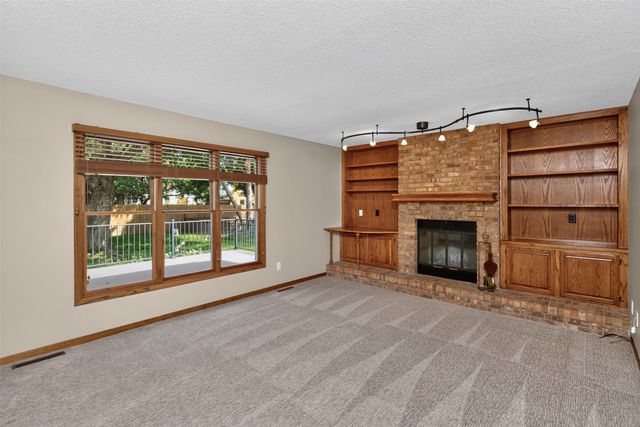 5849 Brentwood Circle, Johnston, IA 50131