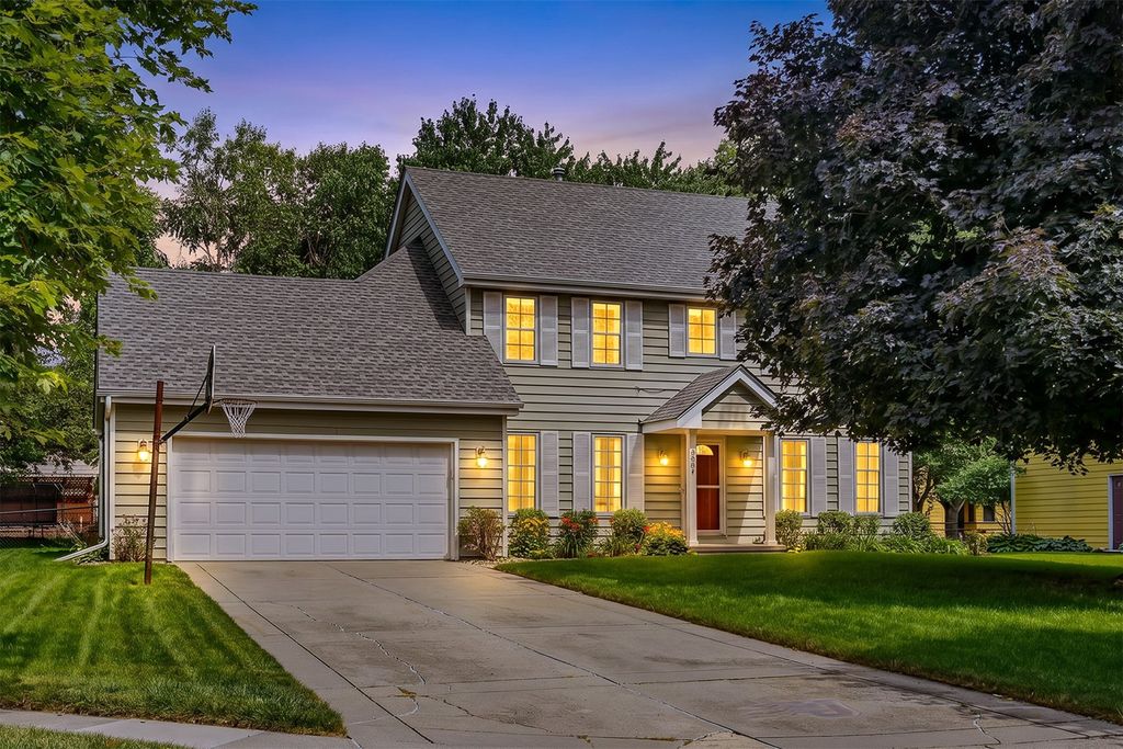 5849 Brentwood Circle, Johnston, IA 50131