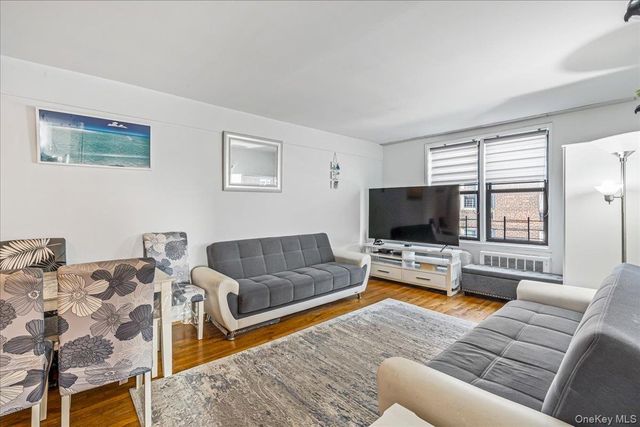 50-21 39th Place 4H, Sunnyside, NY 11104