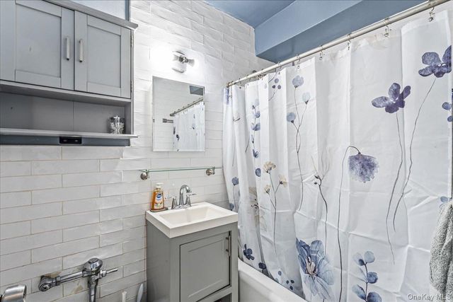 50-21 39th Place 4H, Sunnyside, NY 11104