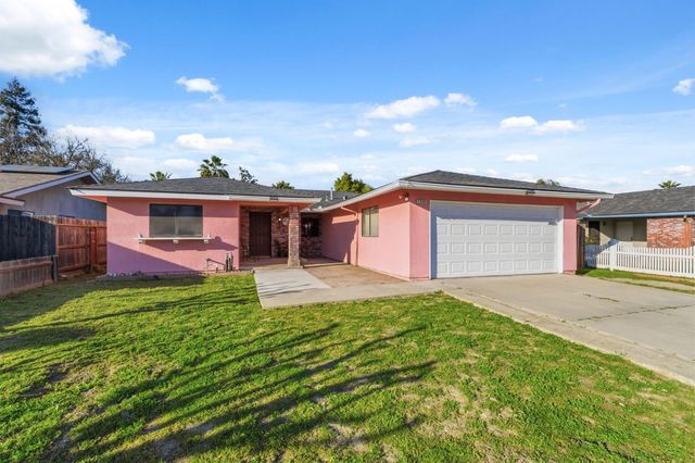 1345 Robinson Avenue, Clovis, CA 93612