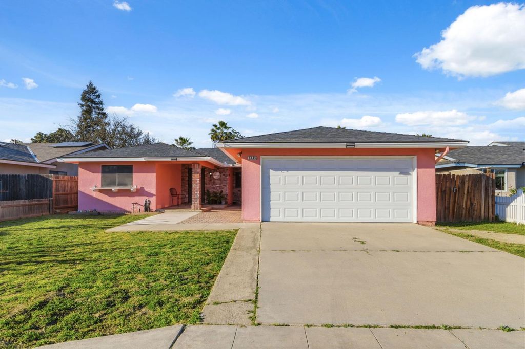 Image 1 of property listing at 1345 Robinson Avenue, Clovis, CA 93612