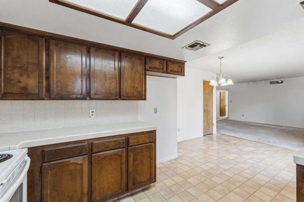 Image 12 of property listing at 1345 Robinson Avenue, Clovis, CA 93612