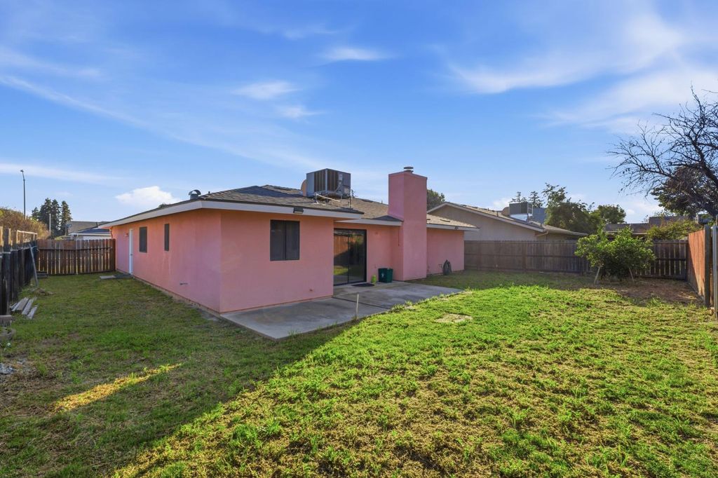 Image 26 of property listing at 1345 Robinson Avenue, Clovis, CA 93612