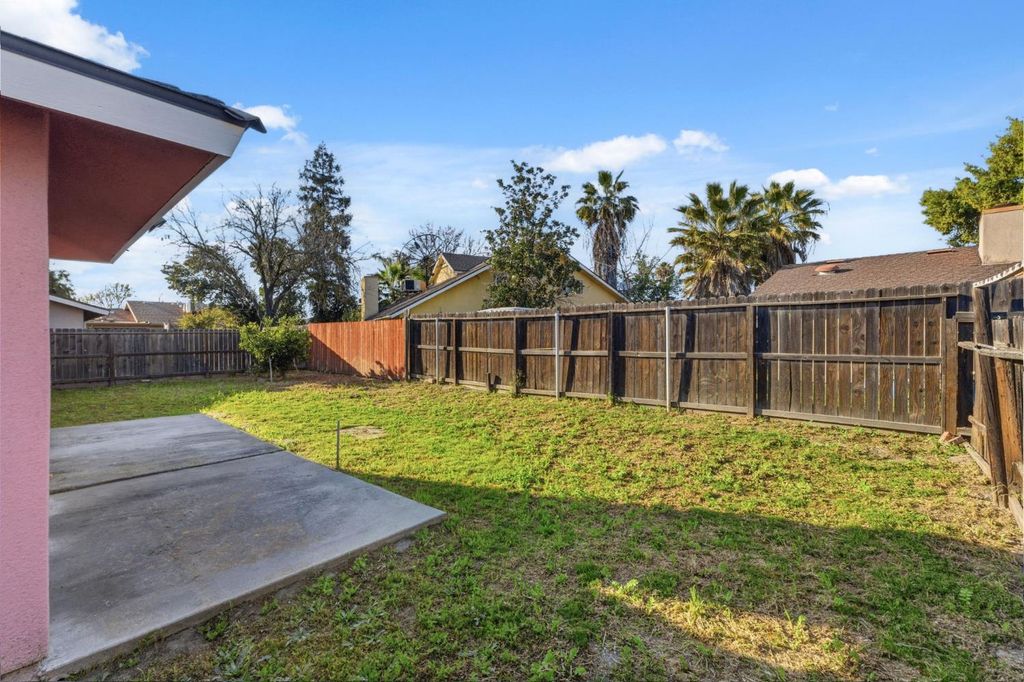 Image 27 of property listing at 1345 Robinson Avenue, Clovis, CA 93612