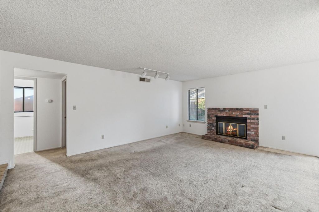 Image 8 of property listing at 1345 Robinson Avenue, Clovis, CA 93612