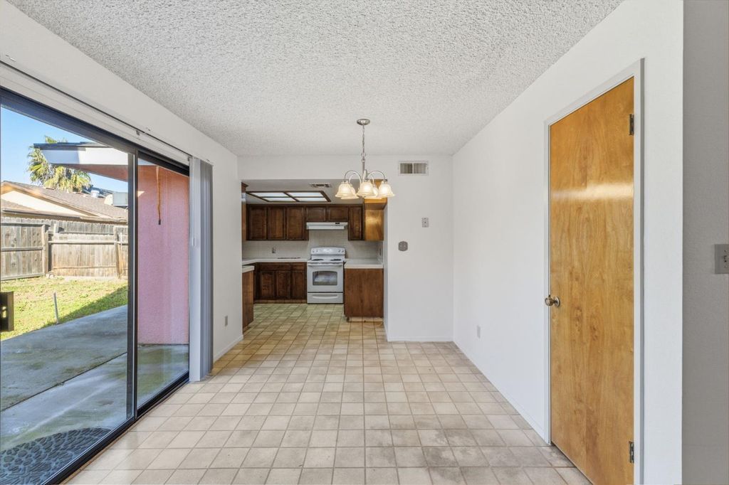 Image 9 of property listing at 1345 Robinson Avenue, Clovis, CA 93612