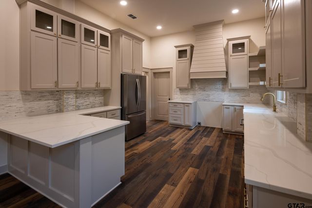 301 E Henderson, Overton, TX 75684