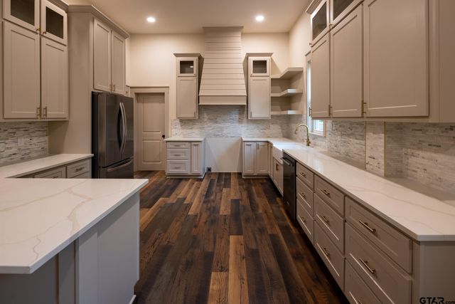 301 E Henderson, Overton, TX 75684