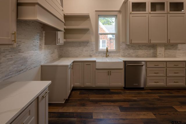 301 E Henderson, Overton, TX 75684