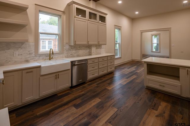 301 E Henderson, Overton, TX 75684