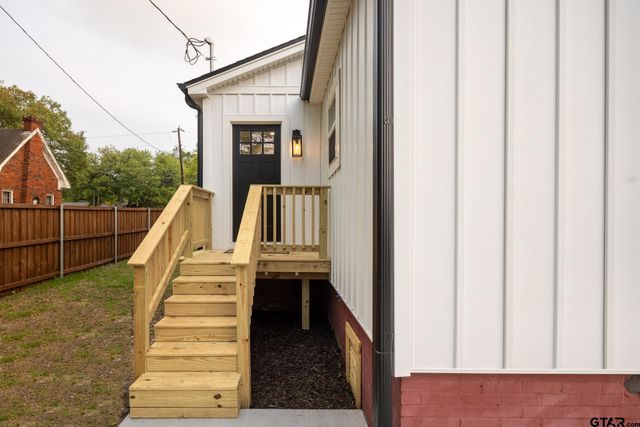 301 E Henderson, Overton, TX 75684