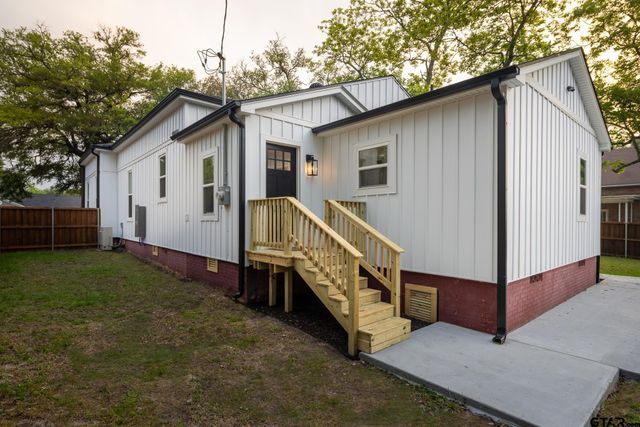 301 E Henderson, Overton, TX 75684