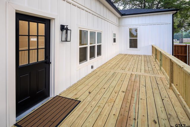 301 E Henderson, Overton, TX 75684