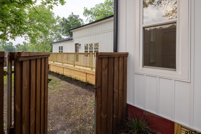 301 E Henderson, Overton, TX 75684