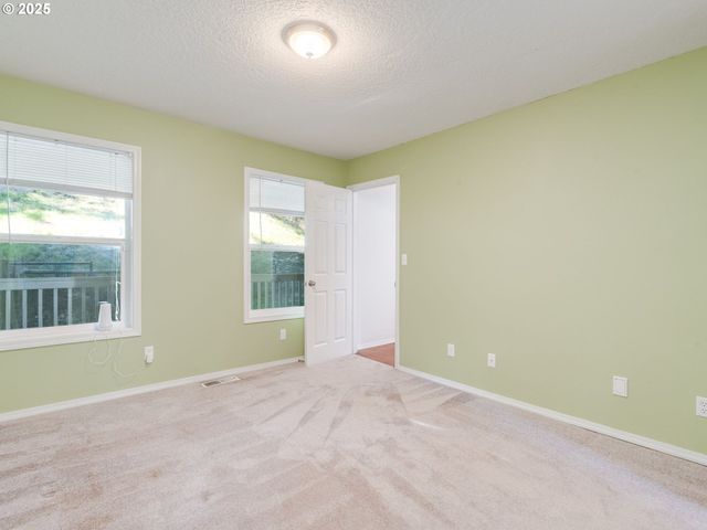 551 HAUSSLER Rd, Kelso, WA 98626