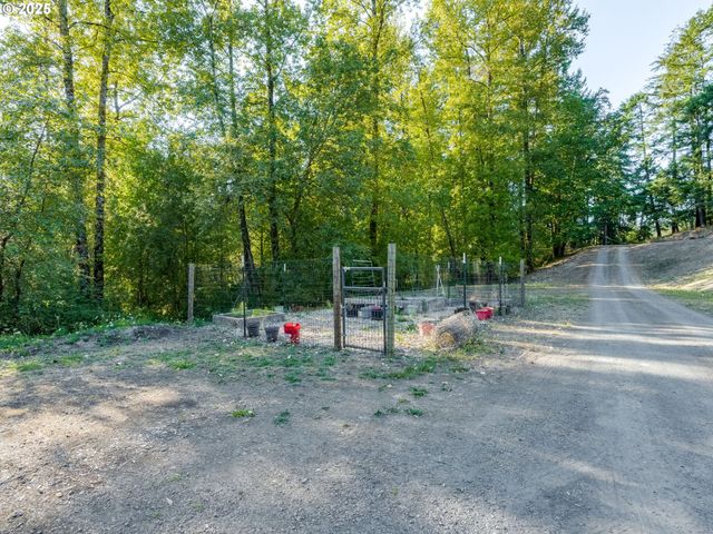 551 HAUSSLER Rd, Kelso, WA 98626