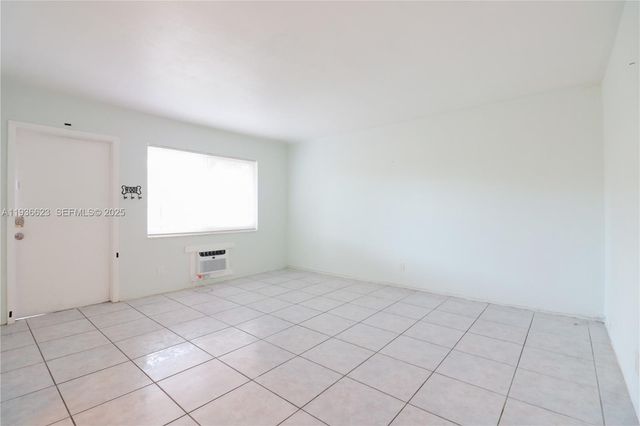 712 NE 8th St 102, Hallandale Beach, FL 33009