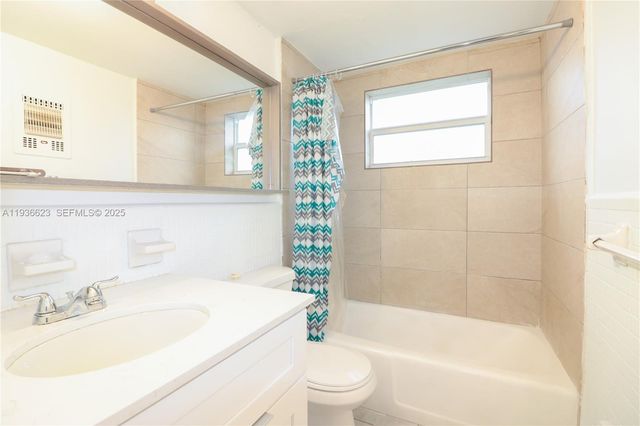 712 NE 8th St 102, Hallandale Beach, FL 33009