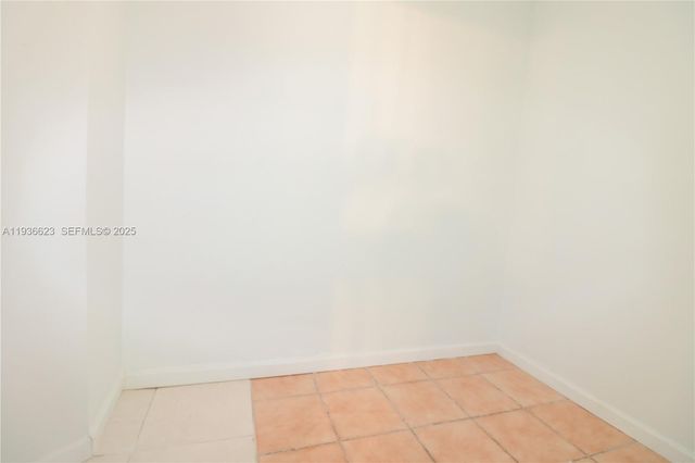 712 NE 8th St 102, Hallandale Beach, FL 33009