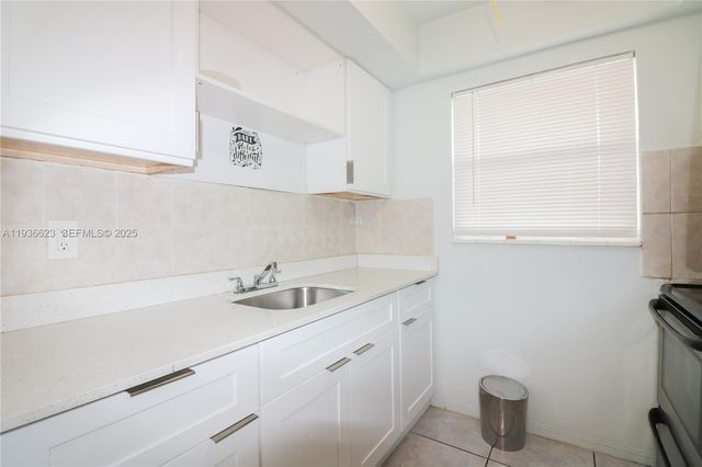 712 NE 8th St 102, Hallandale Beach, FL 33009