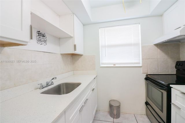 712 NE 8th St 102, Hallandale Beach, FL 33009