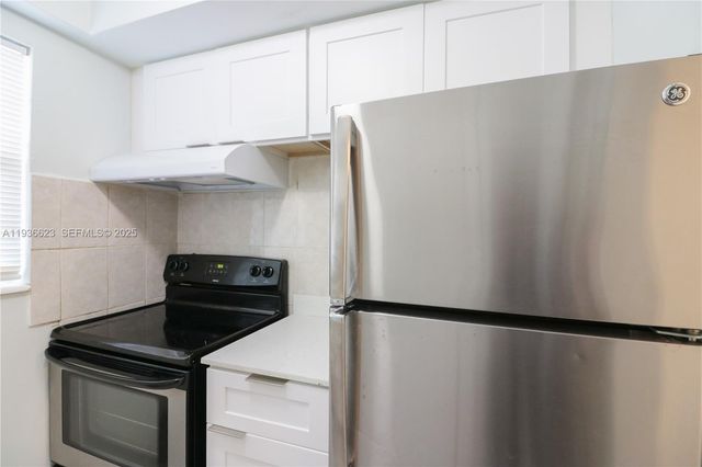 712 NE 8th St 102, Hallandale Beach, FL 33009