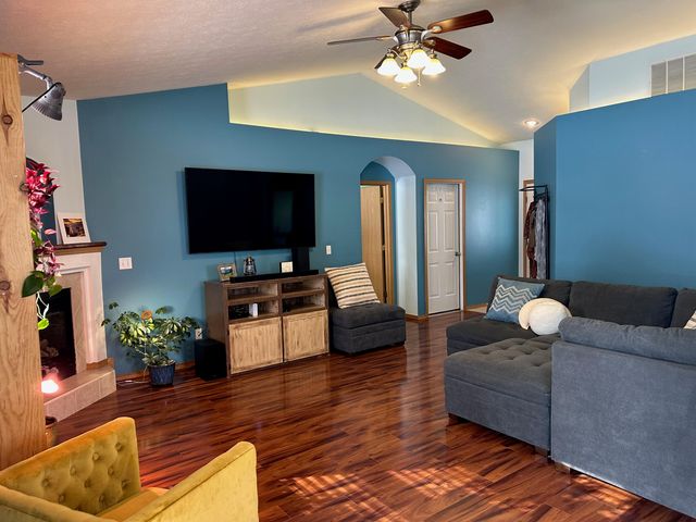 314 W Cherokee Path, Clever, MO 65631