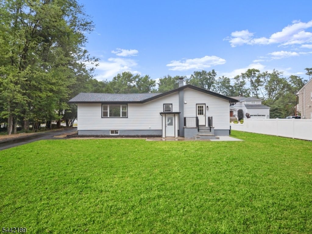 100 Pier Ln, Fairfield Twp., NJ 07004 — photo 2